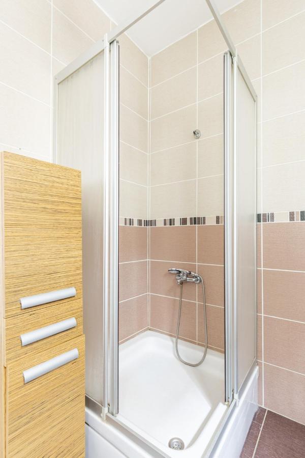 Sleek Flat W Balcony 8 Min To Coast On Bagdat Ave Apartment